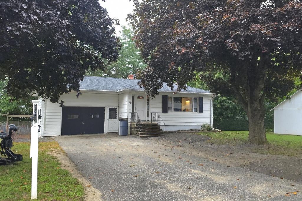 Photo of 9 Laase Avenue, Lewiston, ME 04240 (MLS # 1638514)