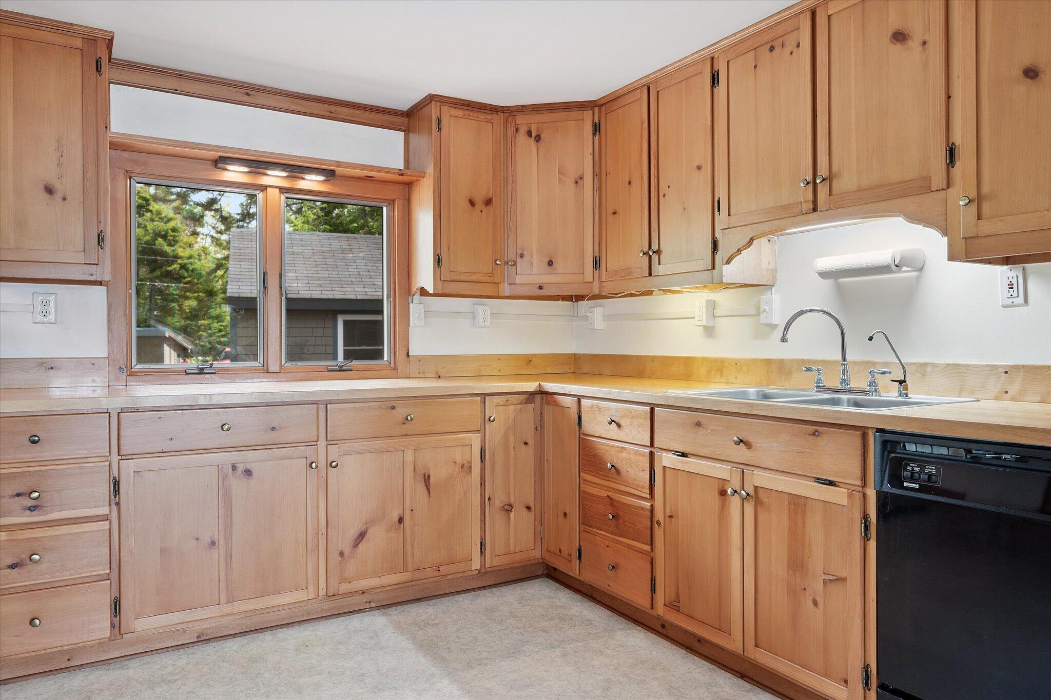 Surry, Maine 04684, United States, 5 Bedrooms Bedrooms, ,2 BathroomsBathrooms,Residential,Active,168258