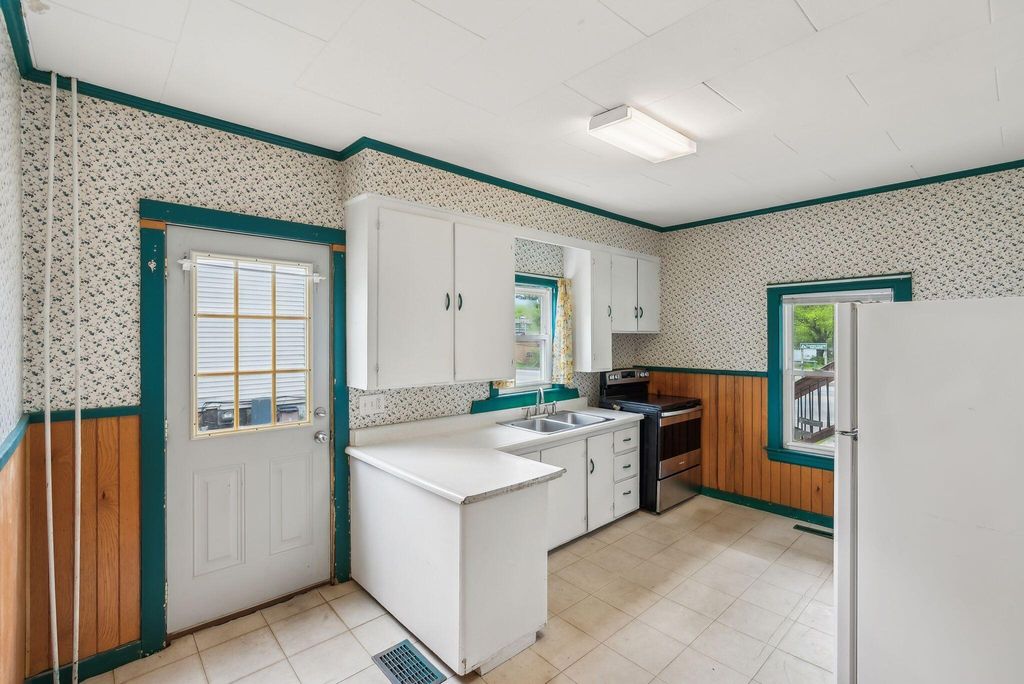 Photo of 520 Lincoln Street, Lewiston, ME 04240 (MLS # 1642837)