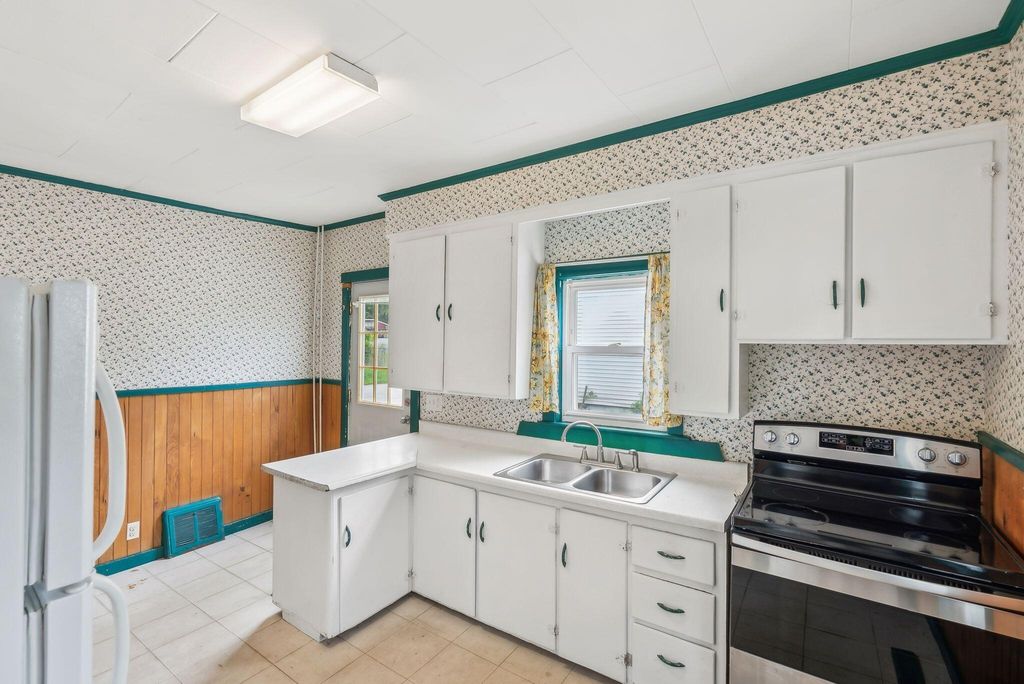 Photo of 520 Lincoln Street, Lewiston, ME 04240 (MLS # 1642837)