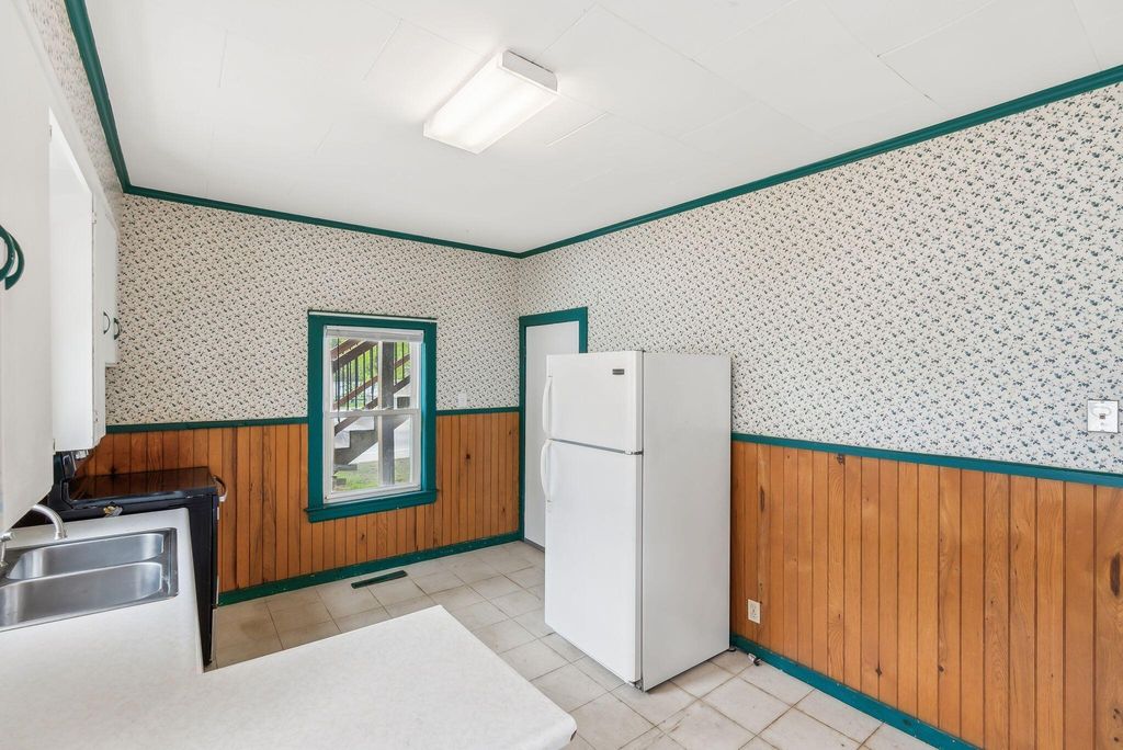 Photo of 520 Lincoln Street, Lewiston, ME 04240 (MLS # 1642837)