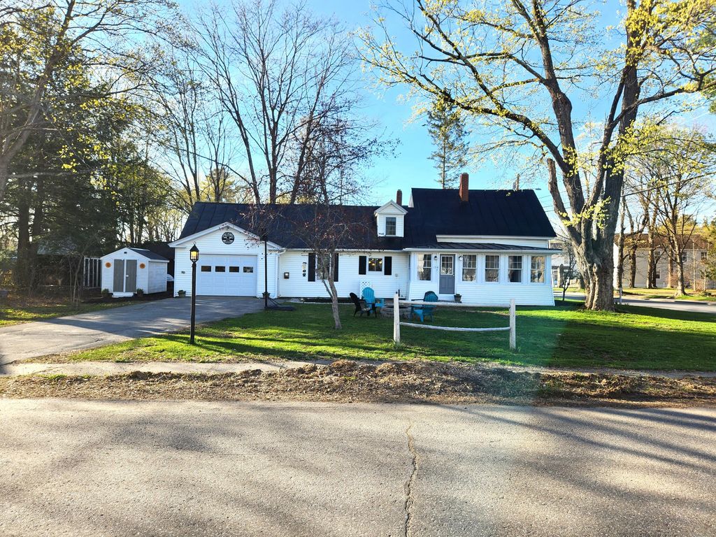 Photo of 154 Greenwood Avenue, Farmington, ME 04938 (MLS # 1557425)