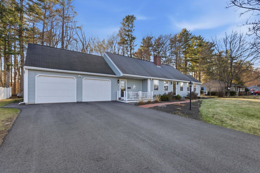 Photo of 10 Longview Terrace, Kennebunk, ME 04043 (MLS # 1657378)