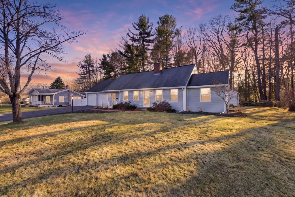 Photo of 10 Longview Terrace, Kennebunk, ME 04043 (MLS # 1657378)