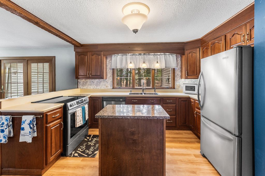 Photo of 28 Hillview Avenue, Limerick, ME 04048 (MLS # 1657121)