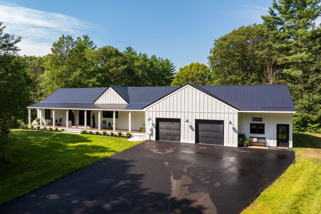 Photo of 10 Lewis Road, Kittery, ME 03904 (MLS # 1638489)