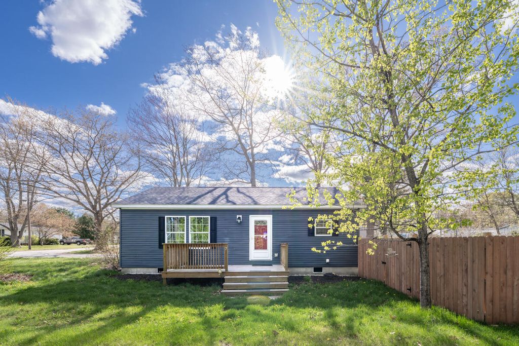 Photo of 7 Davis Street, Brunswick, ME 04011 (MLS # 1662220)