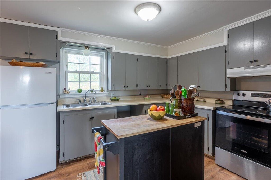 Photo of 9 North Street, Thomaston, ME 04861 (MLS # 1679519)