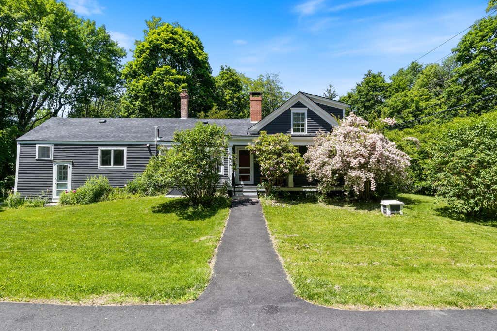 Photo of 404 Blackstrap Road, Falmouth, ME 04105 (MLS # 1667925)