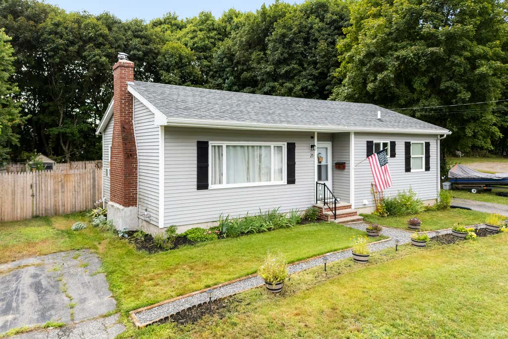 Photo of 21 Hillcrest Street, Gardiner, ME 04345 (MLS # 1676489)