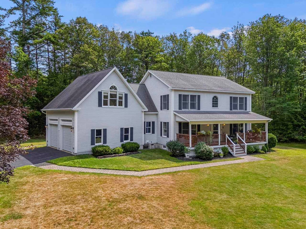 Photo of 21 Royal Oak Circle, Topsham, ME 04086 (MLS # 1675722)