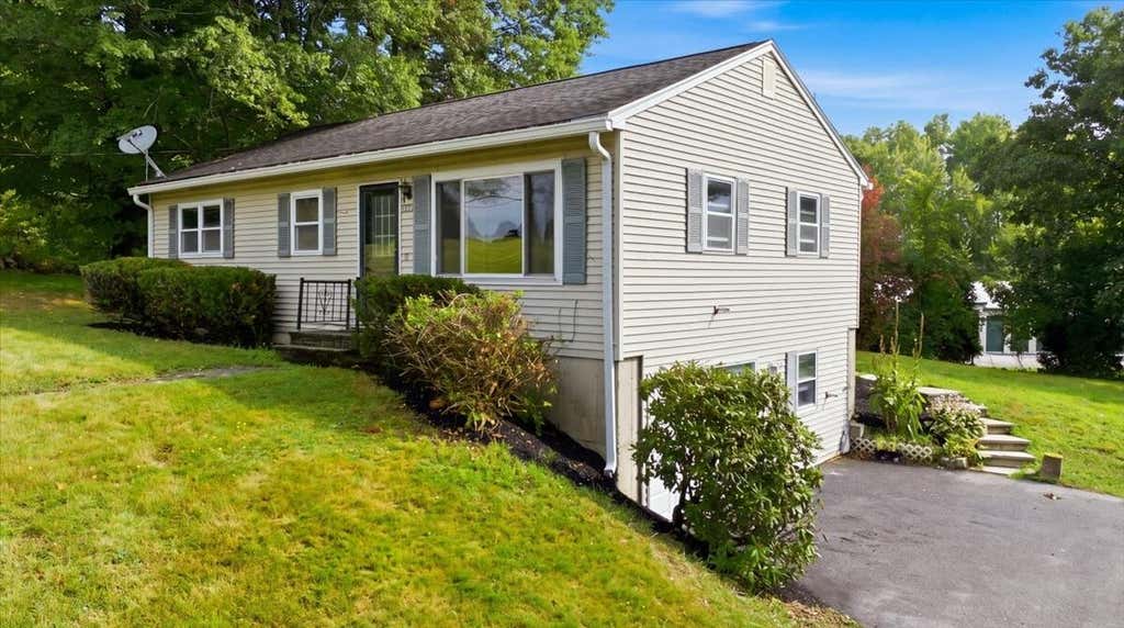 Photo of 1233 Turner Street, Auburn, ME 04210 (MLS # 1676733)