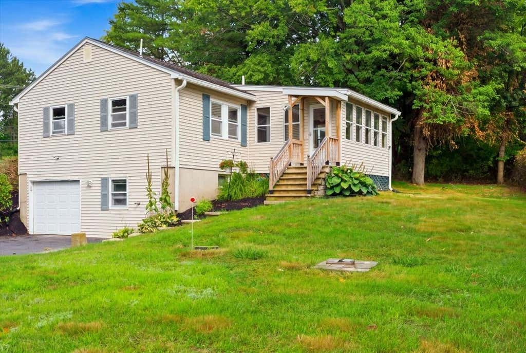 Photo of 1233 Turner Street, Auburn, ME 04210 (MLS # 1676733)