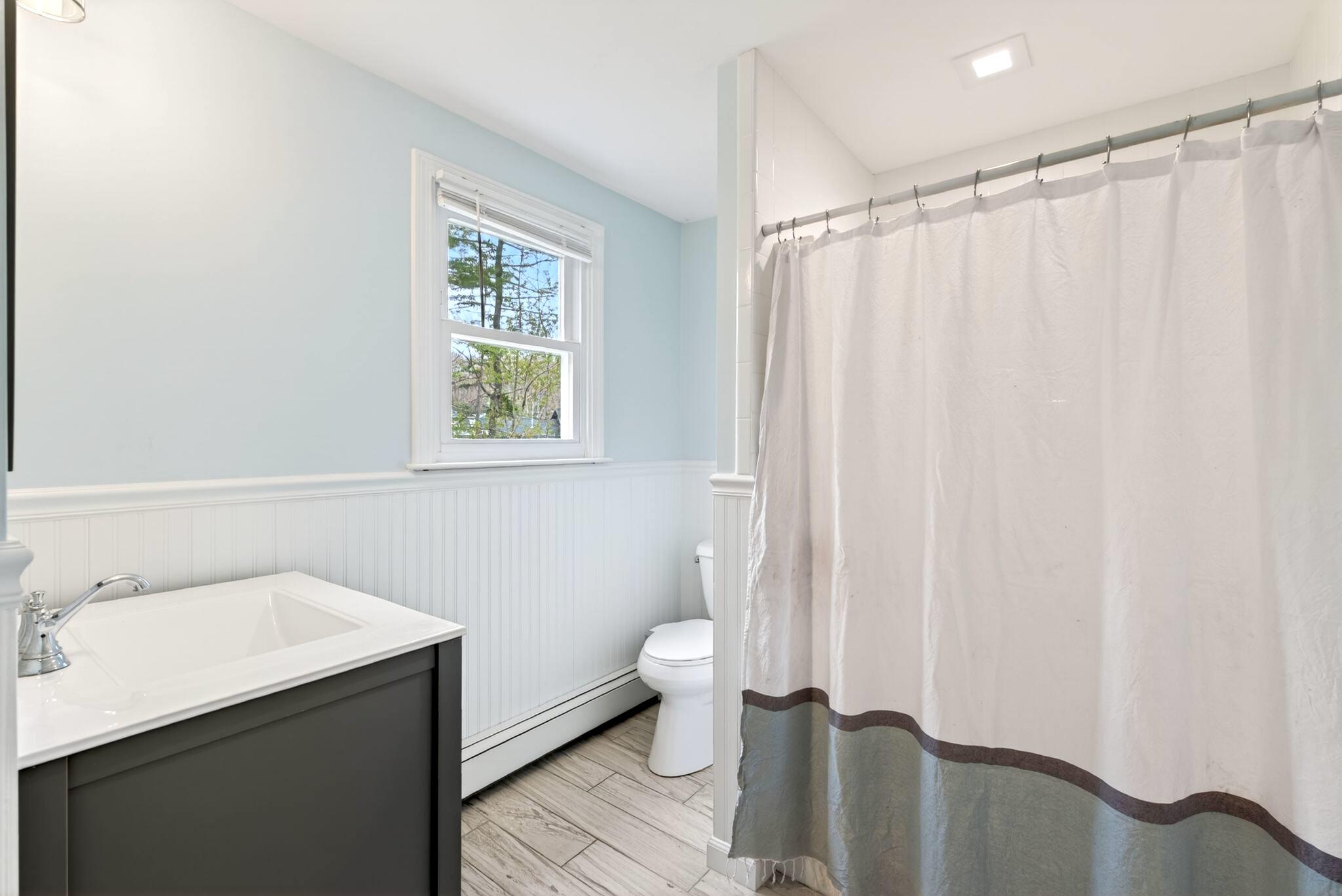 Yarmouth, Maine, 04096, United States, 4 Bedrooms Bedrooms, ,4 BathroomsBathrooms,Residential,Pending,2045664