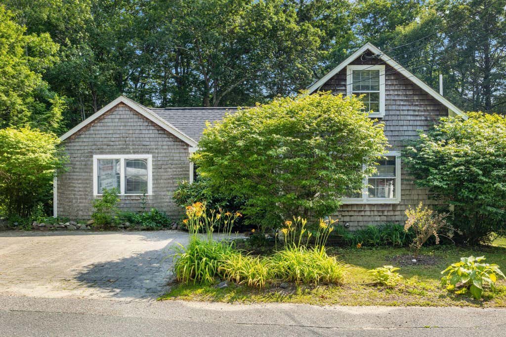 Photo of 86 Underwood Road, Falmouth, ME 04105 (MLS # 1668224)