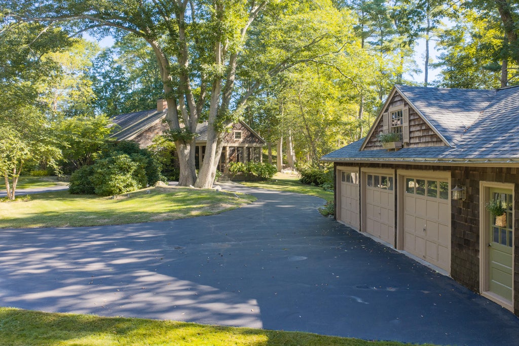 Photo of 26 Oakhurst Road, Cape Elizabeth, ME 04107 (MLS # 1682005)