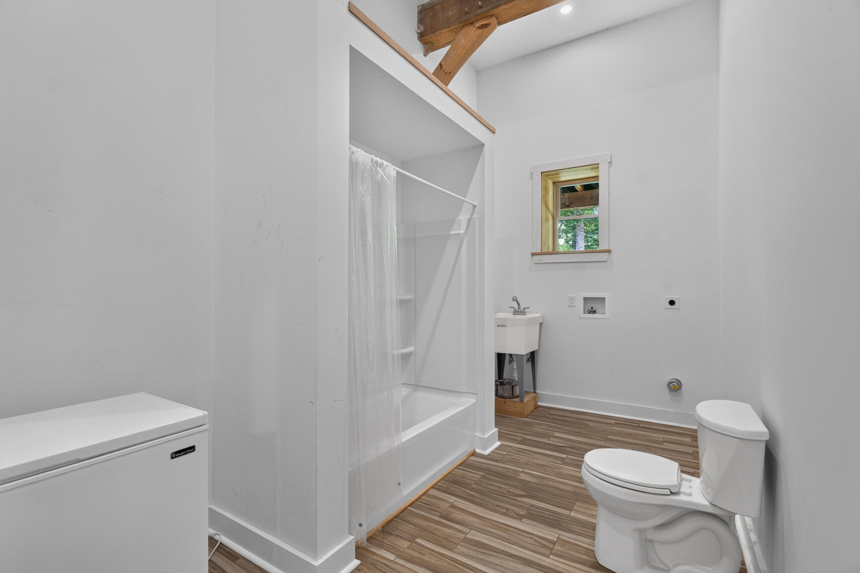 Built in 2020, this residence is a true custom masterpiece. Constructe – image 37