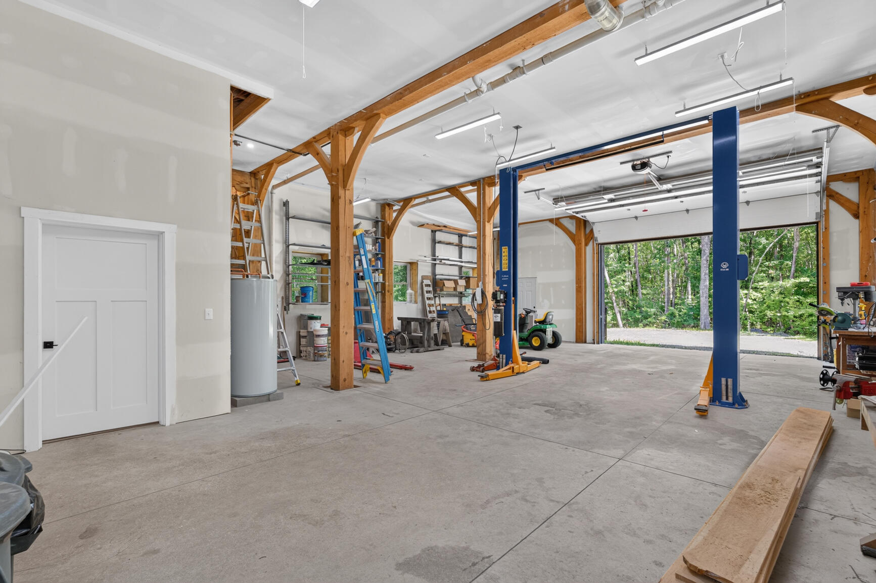 Built in 2020, this residence is a true custom masterpiece. Constructe – image 35