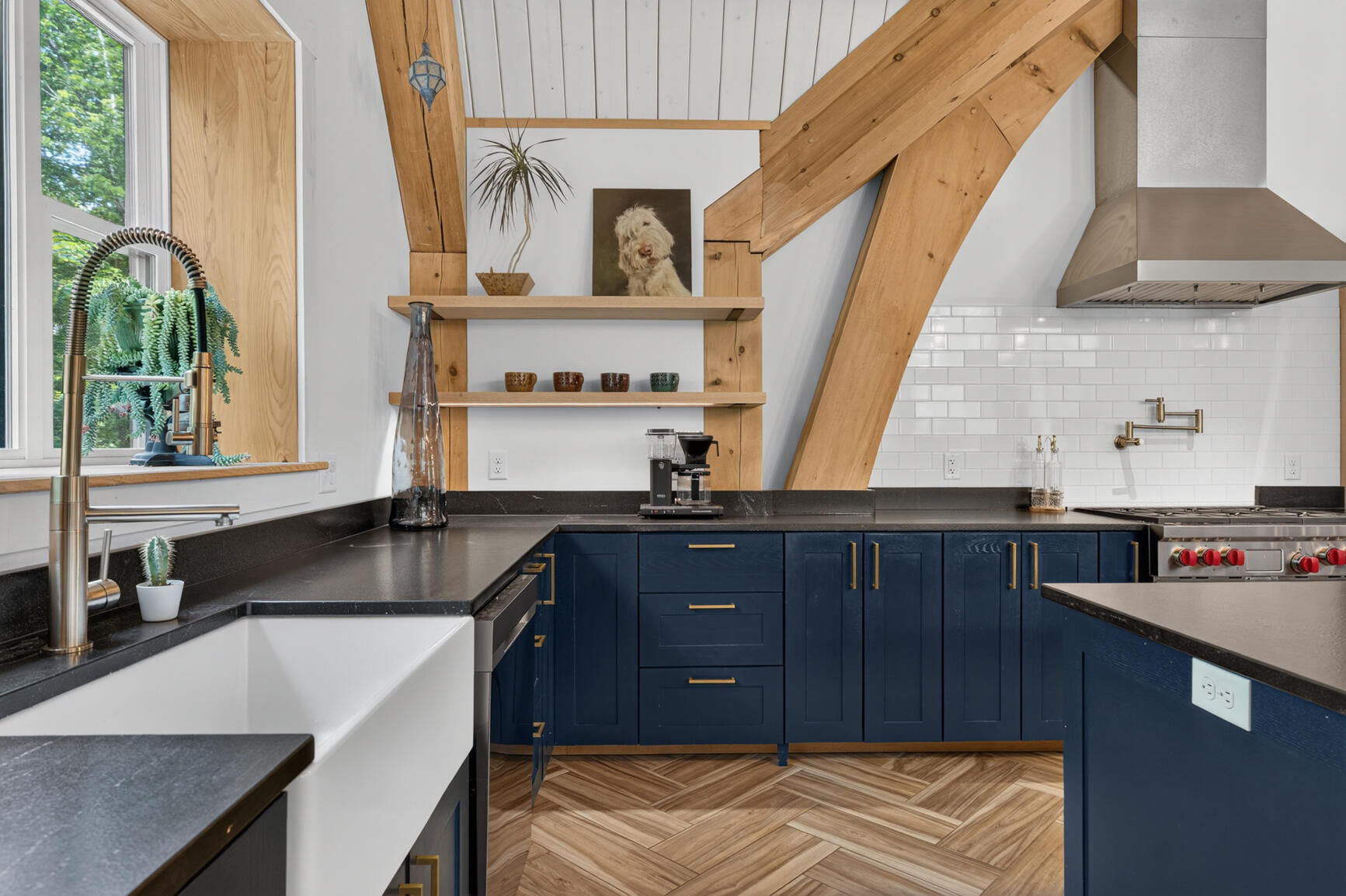 Built in 2020, this residence is a true custom masterpiece. Constructe – image 15