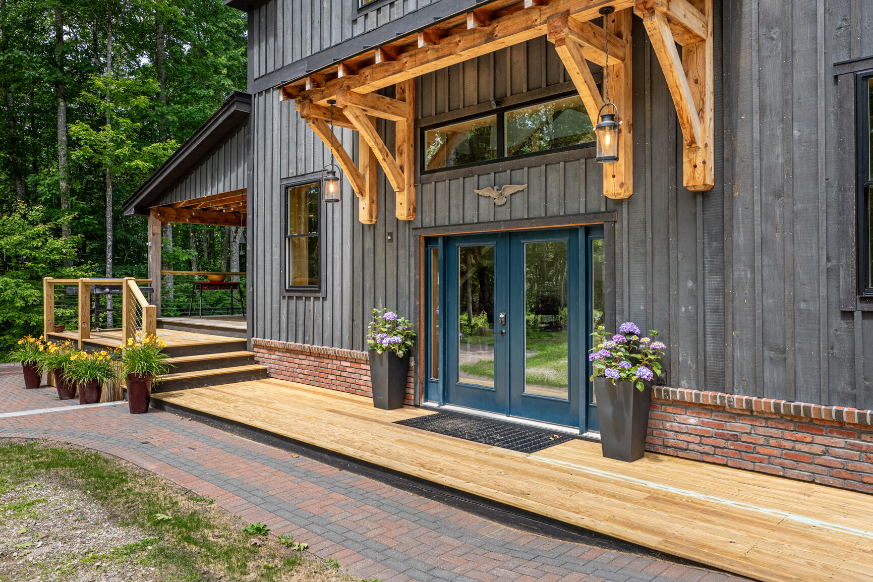 Built in 2020, this residence is a true custom masterpiece. Constructe – image 38
