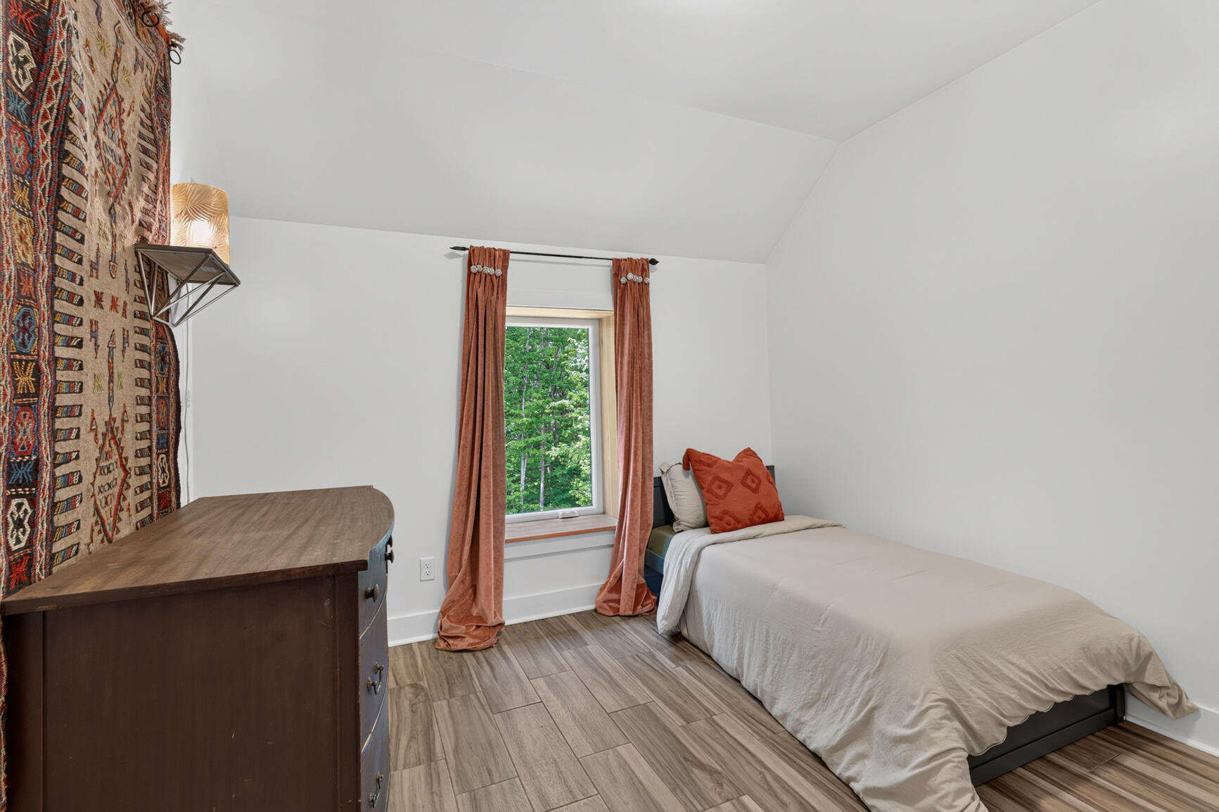 Built in 2020, this residence is a true custom masterpiece. Constructe – image 23