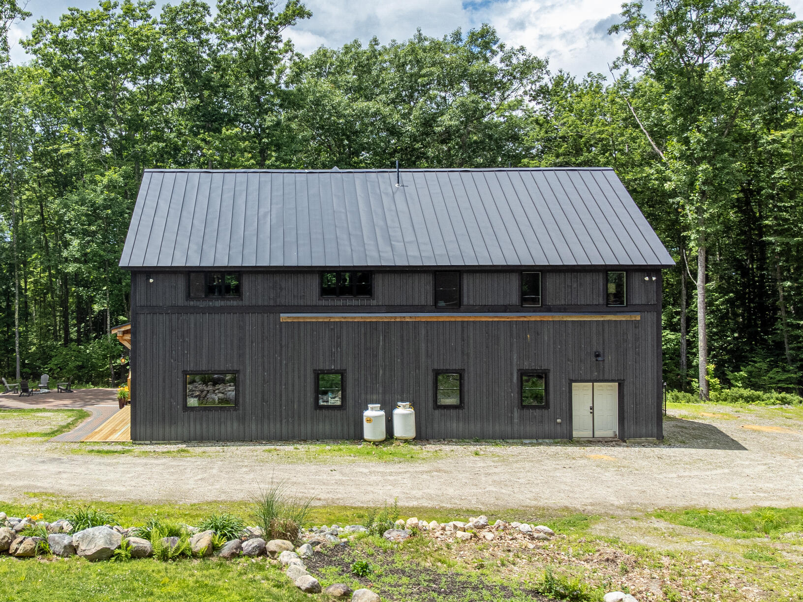 Built in 2020, this residence is a true custom masterpiece. Constructe – image 45