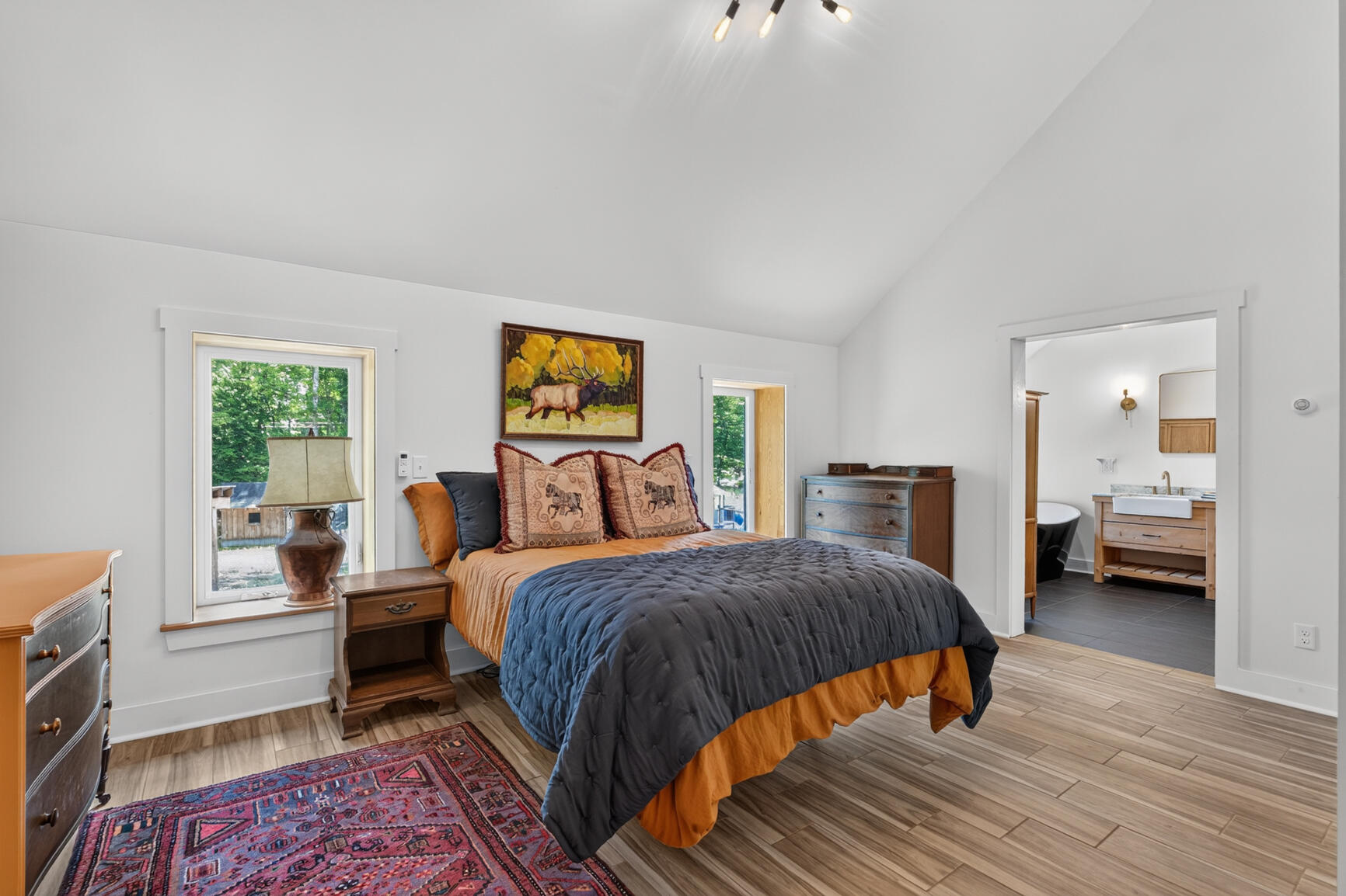 Built in 2020, this residence is a true custom masterpiece. Constructe – image 24