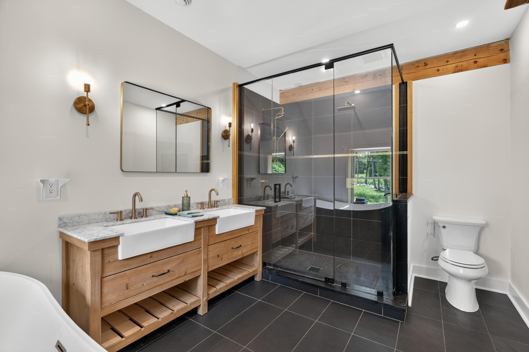 Built in 2020, this residence is a true custom masterpiece. Constructe – image 27