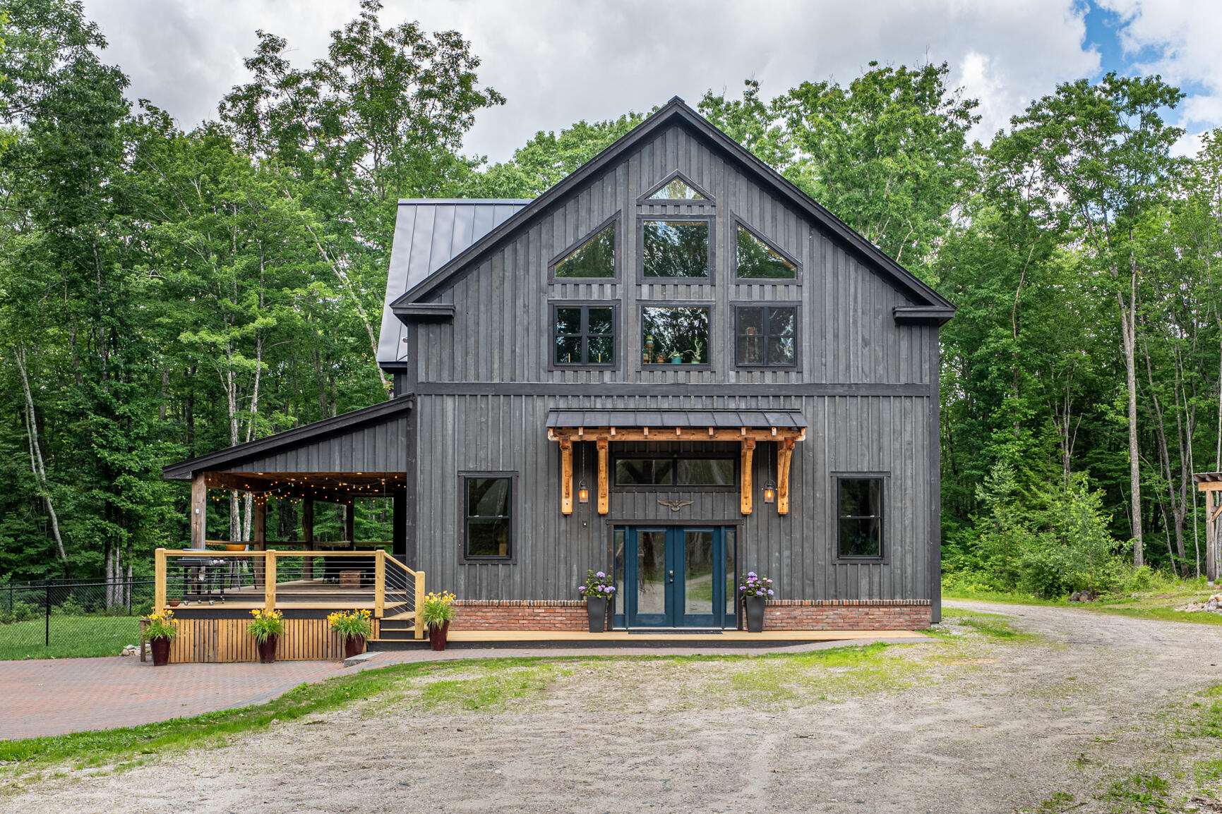 Built in 2020, this residence is a true custom masterpiece. Constructe – image 56