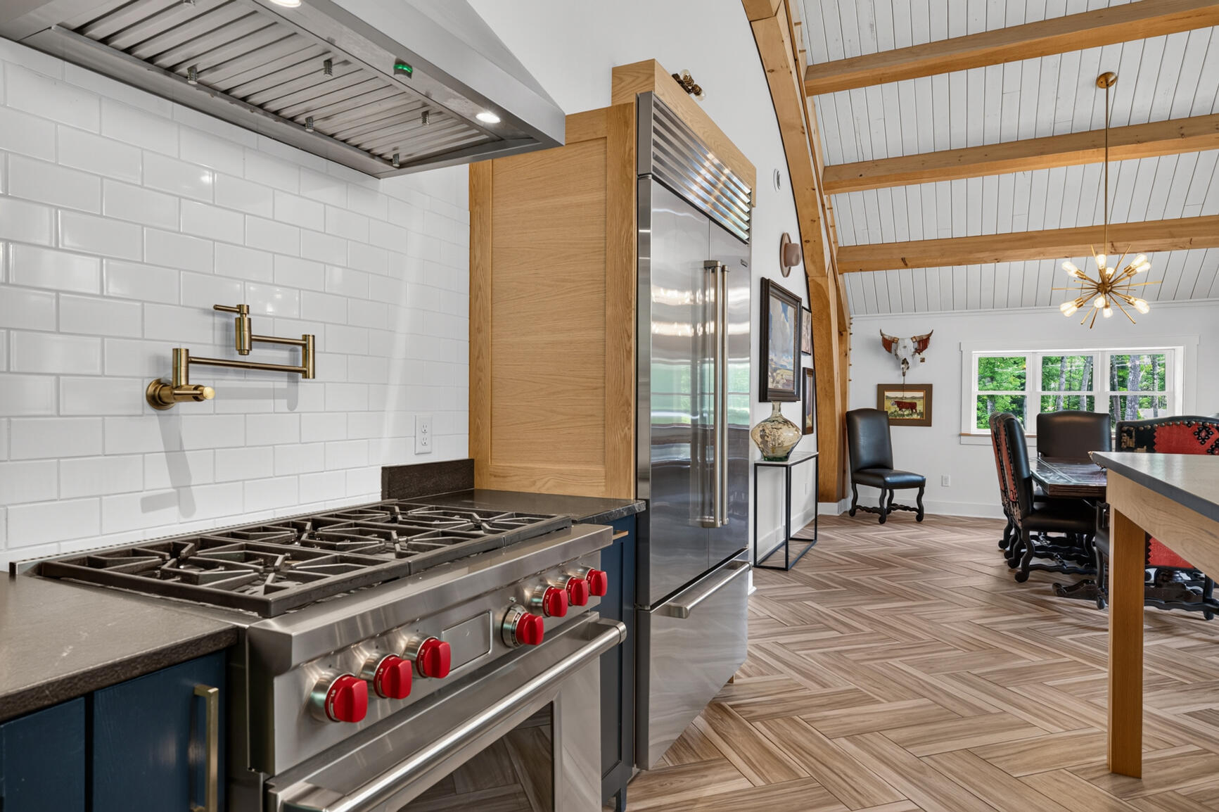Built in 2020, this residence is a true custom masterpiece. Constructe – image 16