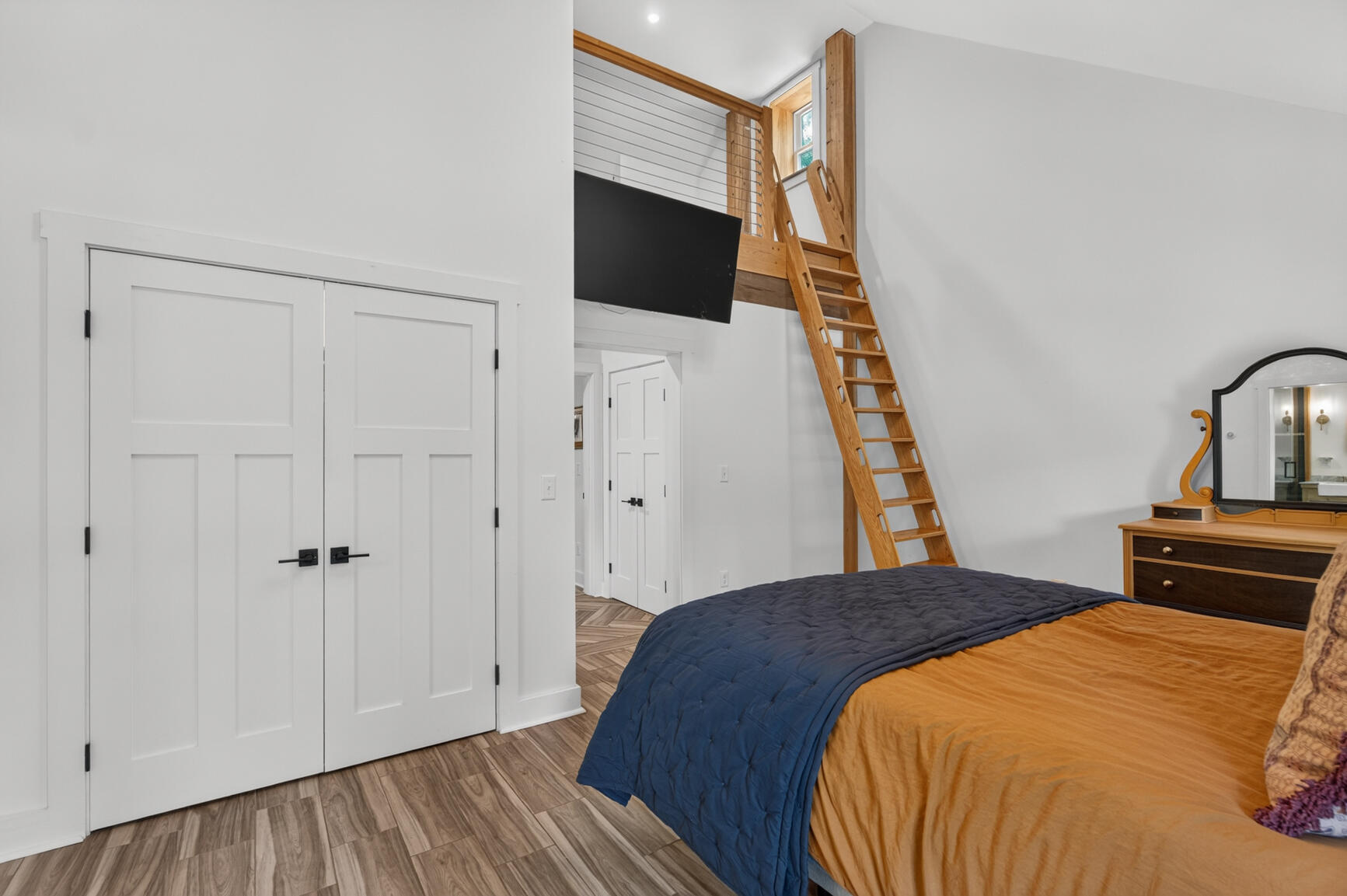 Built in 2020, this residence is a true custom masterpiece. Constructe – image 25