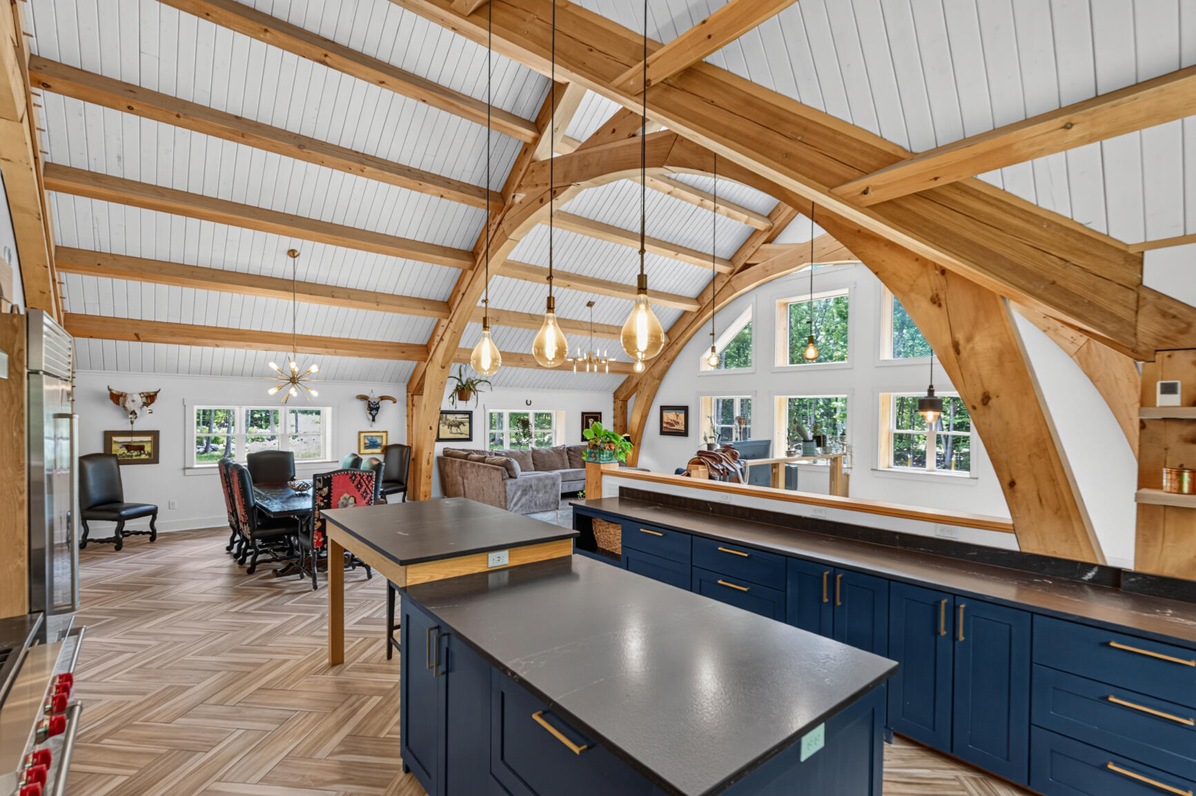 Built in 2020, this residence is a true custom masterpiece. Constructe – image 11