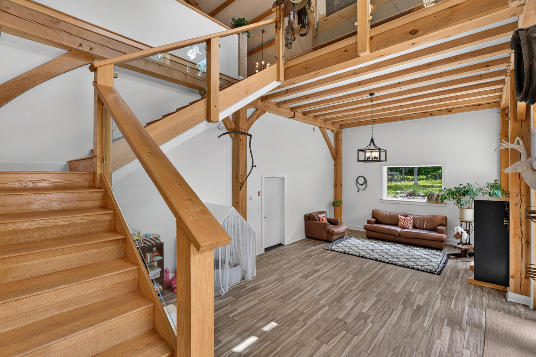 Built in 2020, this residence is a true custom masterpiece. Constructe – image 33