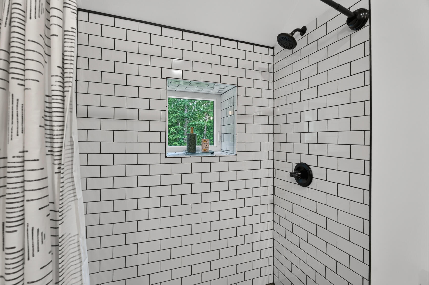 Built in 2020, this residence is a true custom masterpiece. Constructe – image 21