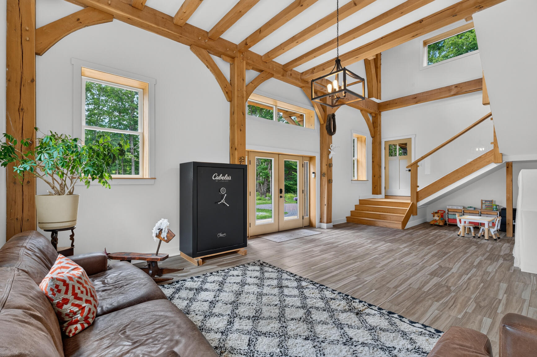 Built in 2020, this residence is a true custom masterpiece. Constructe – image 32