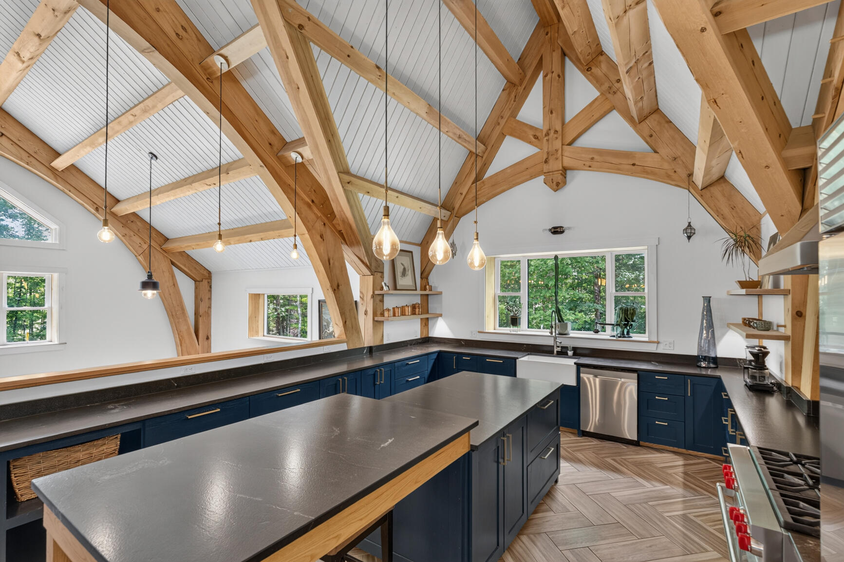 Built in 2020, this residence is a true custom masterpiece. Constructe – image 12