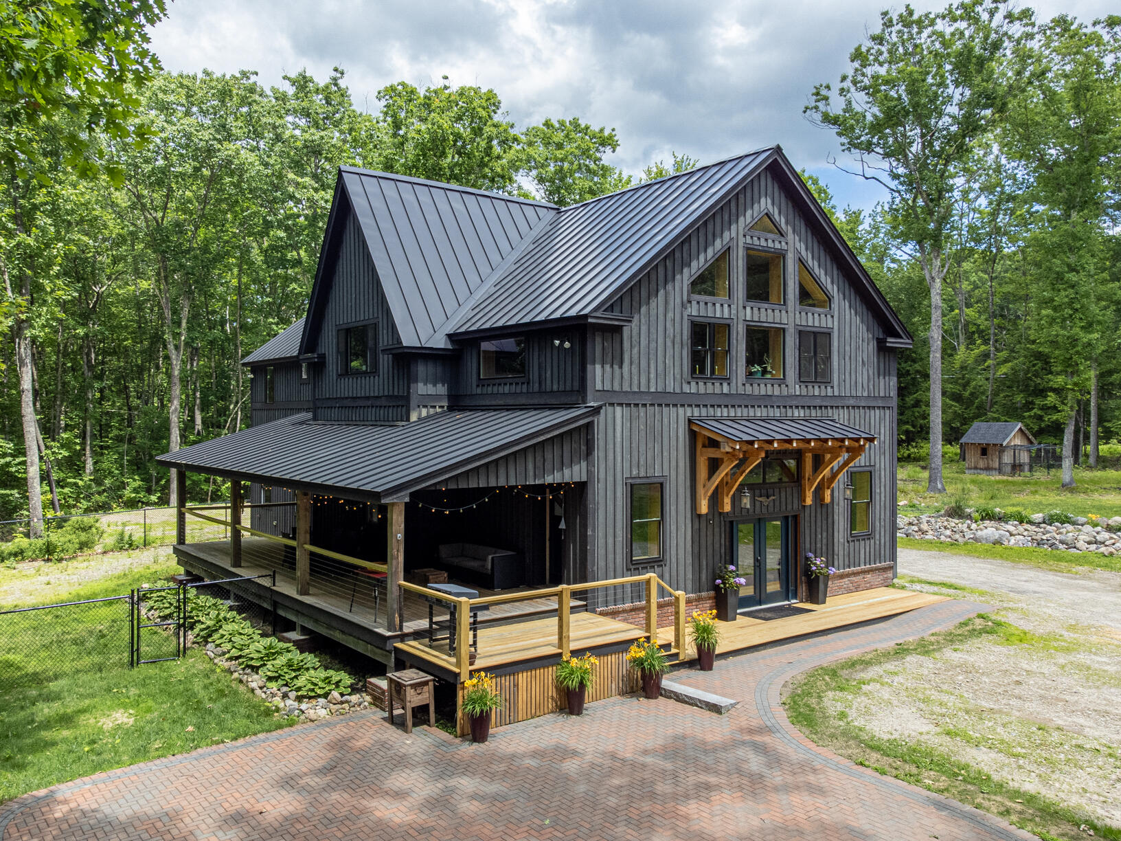 Built in 2020, this residence is a true custom masterpiece. Constructe – image 2