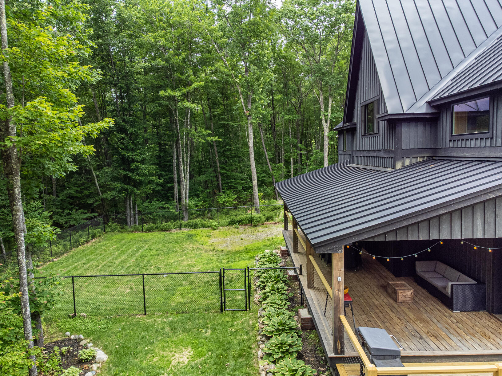 Built in 2020, this residence is a true custom masterpiece. Constructe – image 55