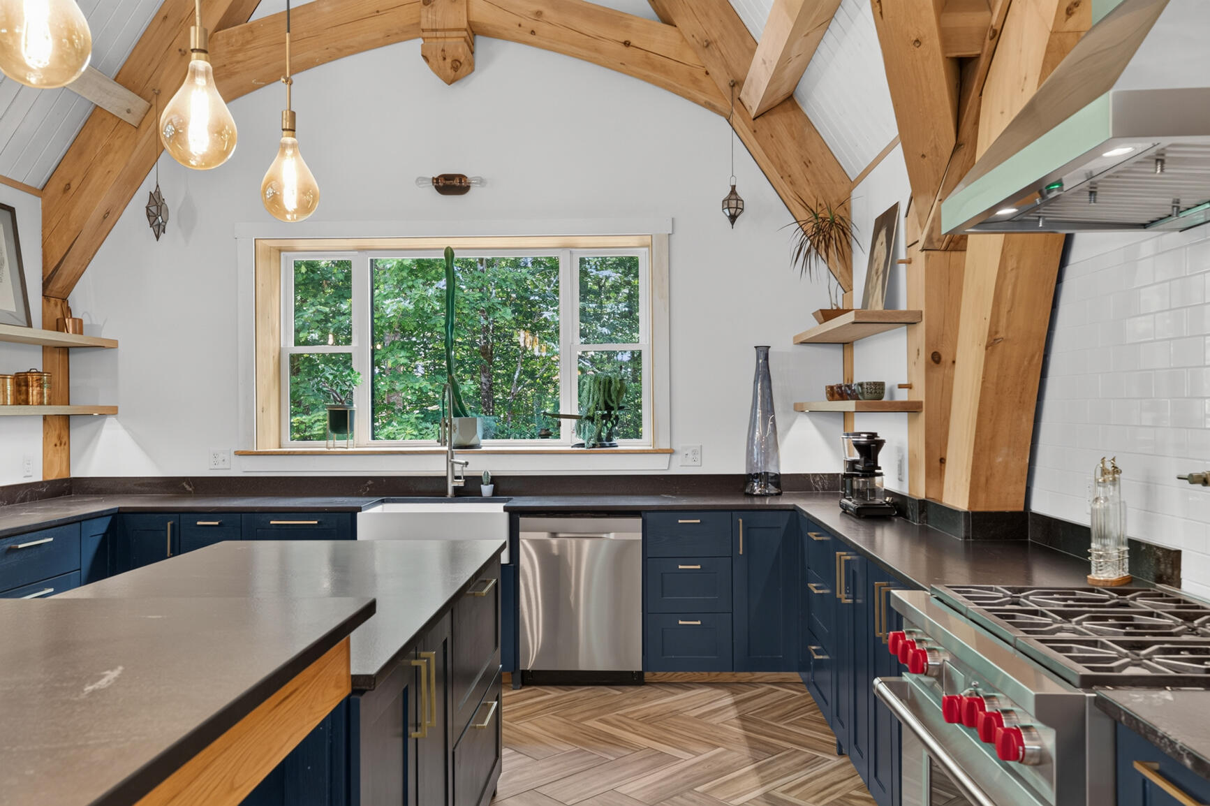 Built in 2020, this residence is a true custom masterpiece. Constructe – image 13