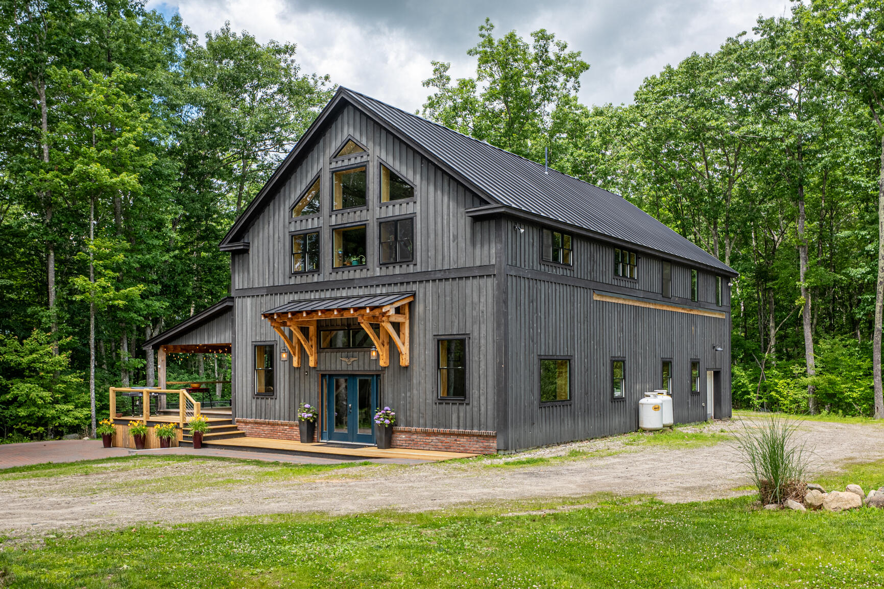 Built in 2020, this residence is a true custom masterpiece. Constructe – image 42
