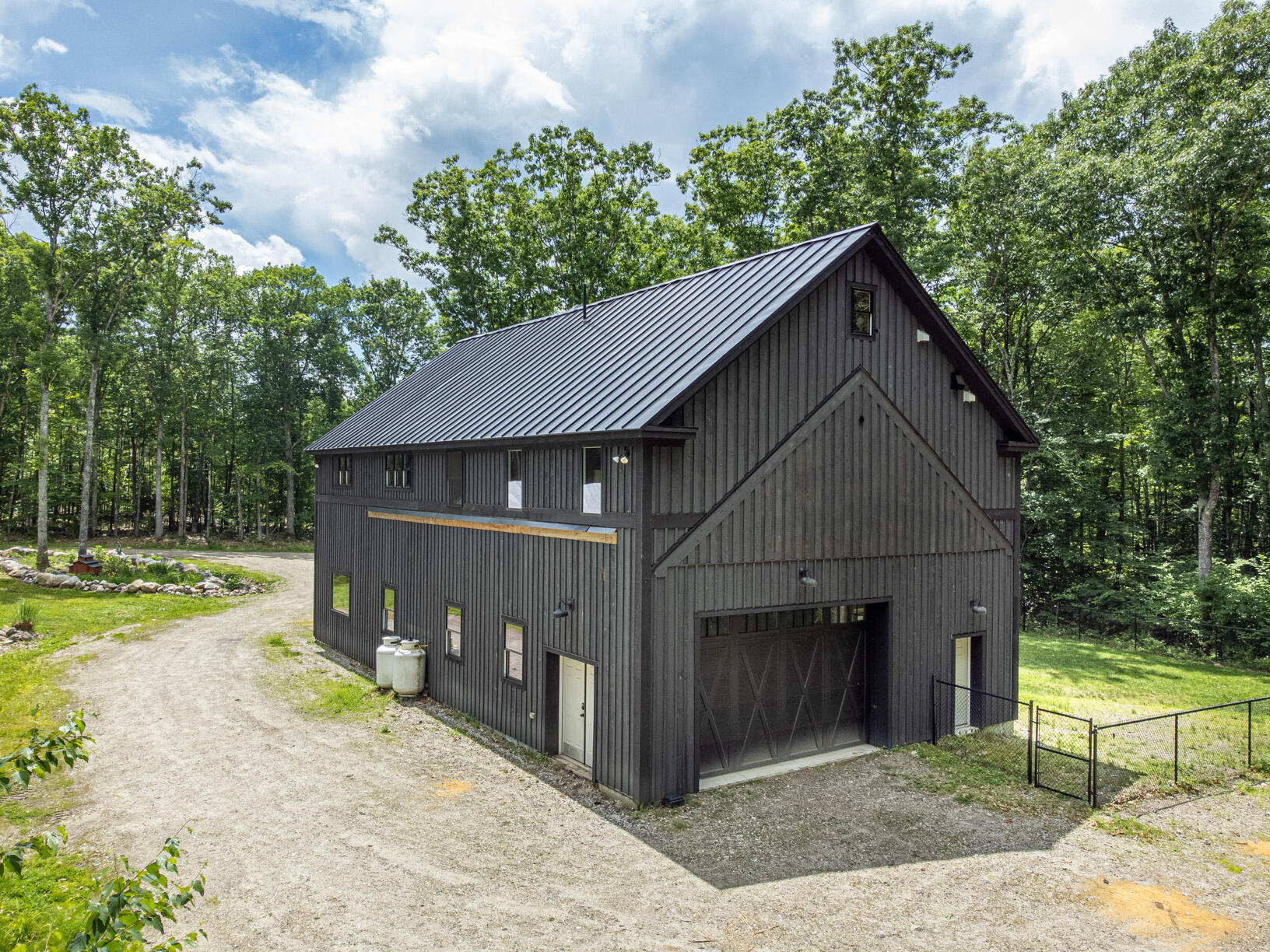 Built in 2020, this residence is a true custom masterpiece. Constructe – image 43