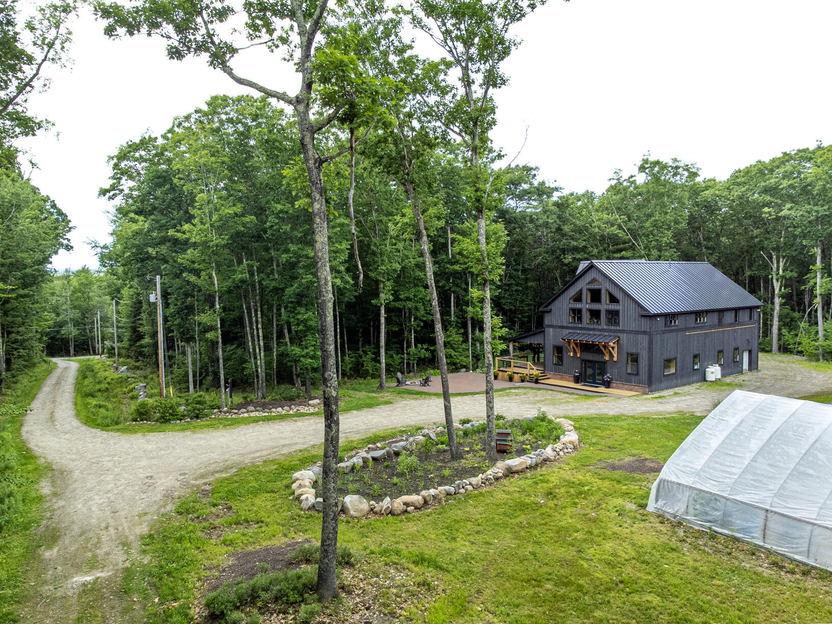 Built in 2020, this residence is a true custom masterpiece. Constructe – image 54