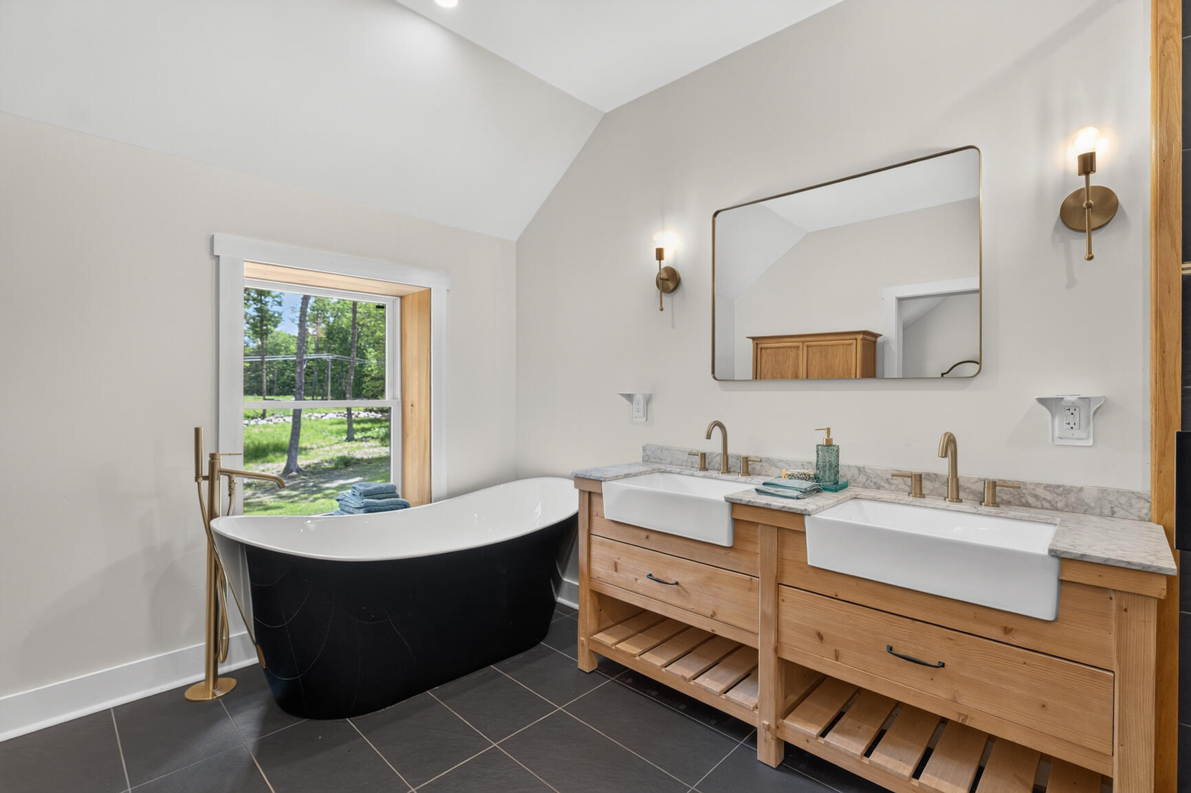 Built in 2020, this residence is a true custom masterpiece. Constructe – image 26