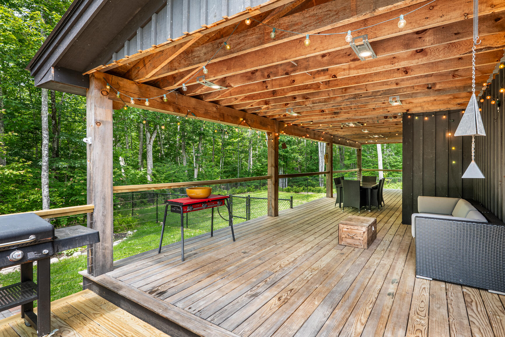 Built in 2020, this residence is a true custom masterpiece. Constructe – image 40