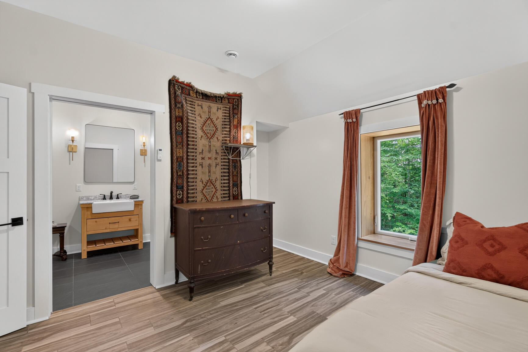 Built in 2020, this residence is a true custom masterpiece. Constructe – image 22
