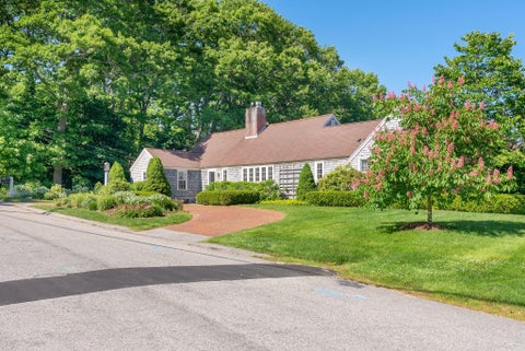 Photo of 1 Ledgewood Lane, Cape Elizabeth, ME 04107 (MLS # 1668185)