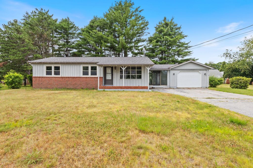 Photo of 8 Elaine Drive, Brunswick, ME 04011 (MLS # 1672696)