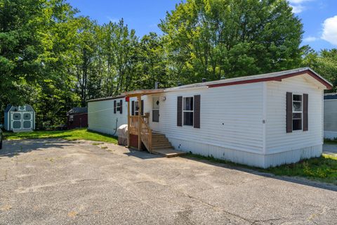 Photo of 8 Sabattus Creek Drive, Lisbon, ME 04250 (MLS # 1670162)