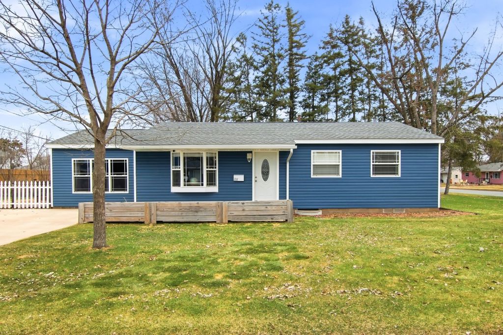 Photo of 211 11th Street W, Altoona, WI 54720 (MLS # 1599885)