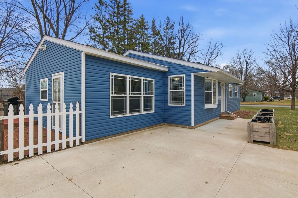 Photo of 211 11th Street W, Altoona, WI 54720 (MLS # 1599885)